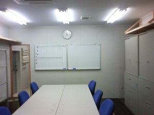 事務所内のテーブル・白板