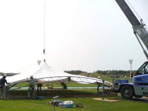 大型テントの組立て