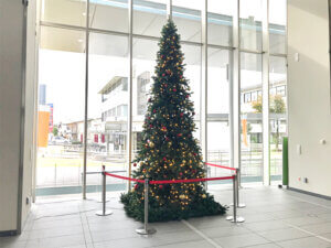 エントランスに特大クリスマスツリーを設置【クリスマスツリーのレンタル事例】
